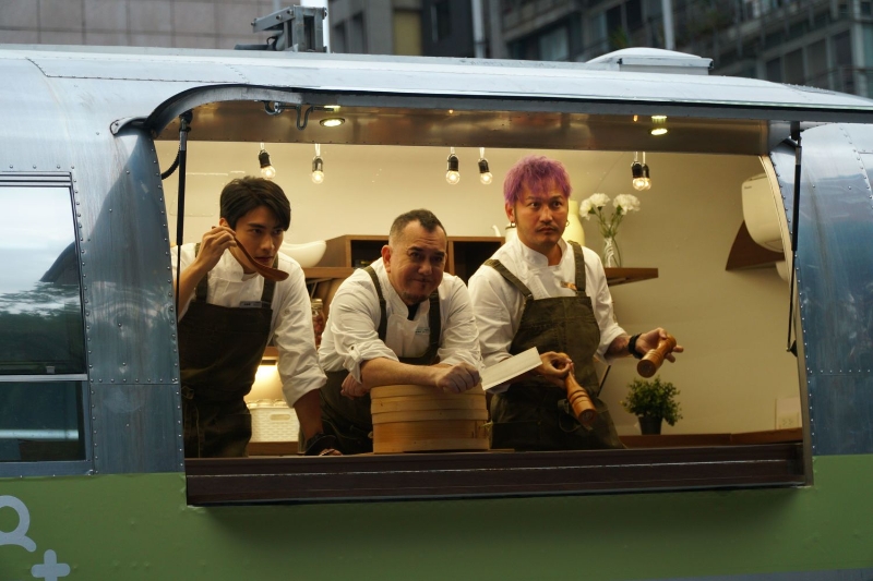 黄秋生（中）与KID林柏昇(右)、宋柏纬（左）一起主持美食交友实境节目《开着餐车交朋友》。