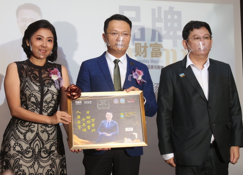 董微凌（左起）代表赠送感谢状予杨顺兴，由徐楗辉见证。