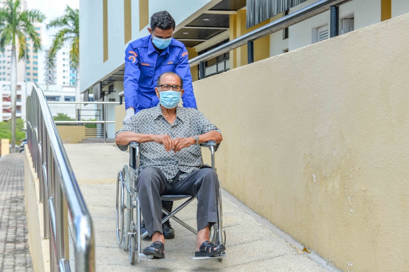 疫苗接种中心外备有轮椅供有需要者使用，同时民防部队成员也在现场提供协助。

