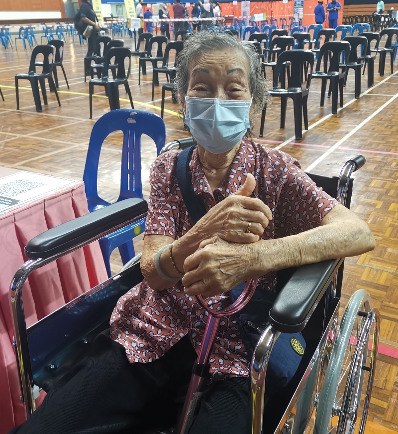 梅如娇（95岁）是吉打哥打士打县全场最年长的疫苗接种者，她在接种后，还对着镜头竖起了大姆子。