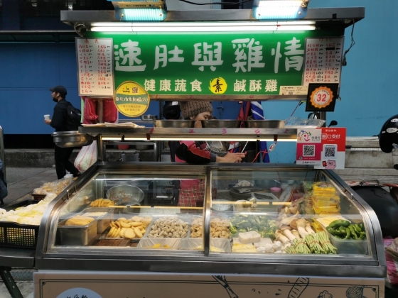 “速肚与鸡情”是台北公馆一家咸酥鸡摊，但店名会让人有“速度与激情（或基情）”的谐音联想，“基情”一般指男同性恋之意。