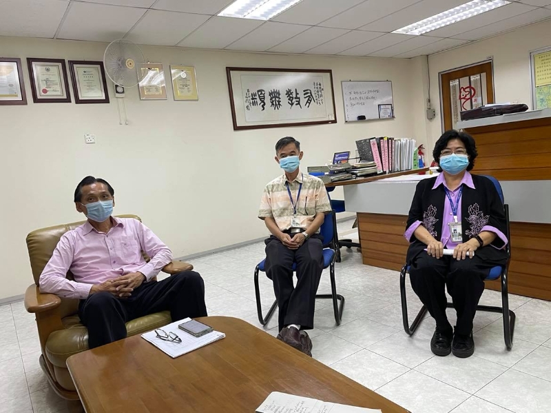廖伟强（左起）、陈来发及吴小燕向媒体说明学生的出席率，以及经历疫情风波后校内进行的调整。
