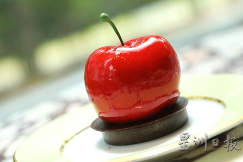 Black Forest Cherry Cake，RM32：樱桃造型甜点的外衣是樱桃酱汁，里头是樱桃巧克力慕斯和樱桃凝胶，香浓的巧克力中尝到带酸甜的樱桃味，是一种幸福的味道。
