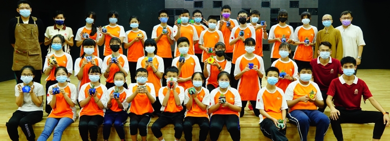 佛光少年们参与”如何和小动物做朋友“的交流会。