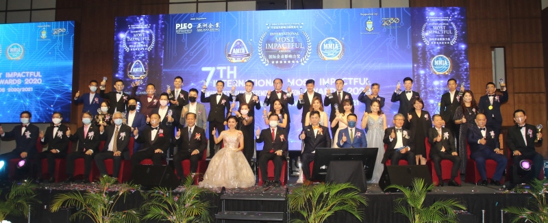 出席嘉宾与获奖者大合照，前排左六起是阿都哈林、童微凌、曹观友、徐楗辉、杨顺兴等人。