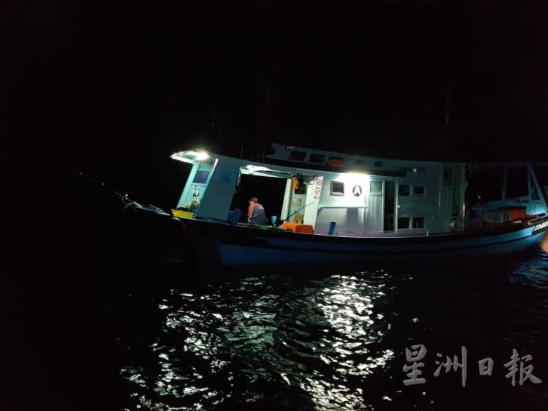 其中一艘非法垂钓船是在清晨3时被当局突击。