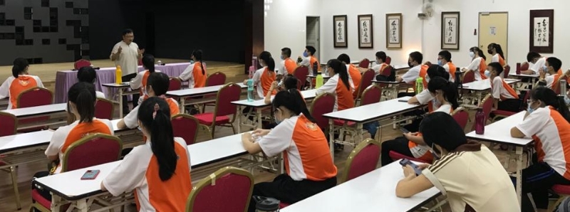 曾毓林和佛光少年交流时强调,决定饲养小动物时,就要对小动物的生命负责到底。 曾毓林和佛光少年交流时强调,决定饲养小动物时,就要对小动物的生命负责到底。
