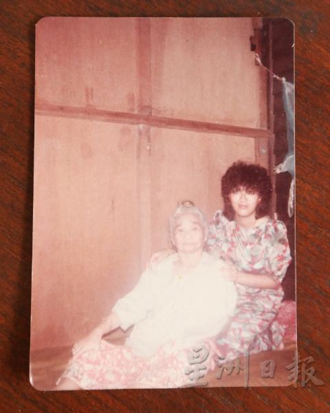 当我们无意中翻到这张照片时，诺拉向我们介绍，她的外婆原来是从小被送到巫裔家庭的华裔。