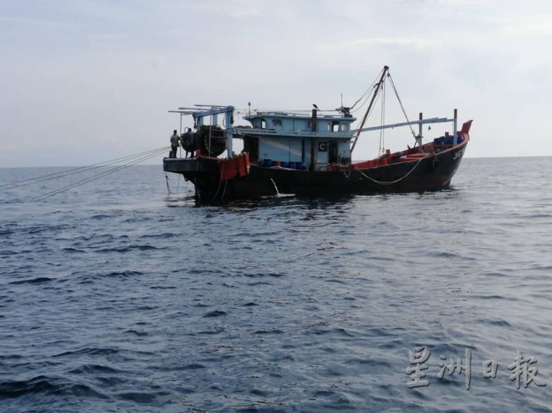 被捕的非法捕鱼船，船上载有5名水手。