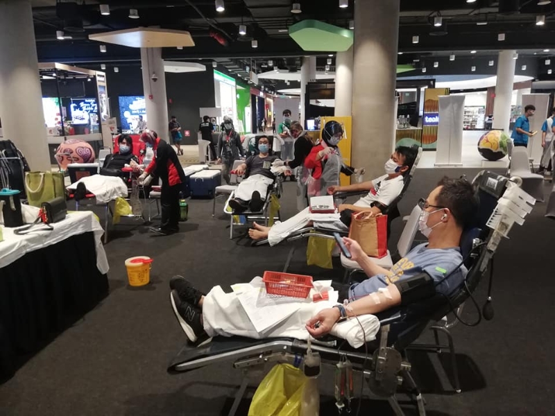马来西亚圣约翰救伤队新山区会联合院方在商场举办捐血运动，协助血库中心增加血液存量。（图：取自圣约翰救伤队新山区会脸书）