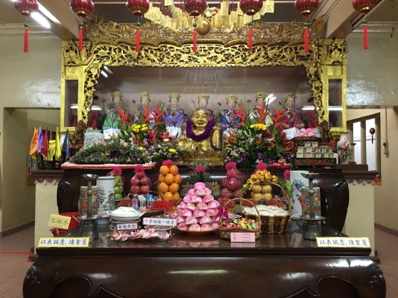 七夕节时，七宫仙女庙的神坛上会备有红线、七姐粉、扇子、手帕、寿桃包、喜糖等，给有缘人领取。（受访者提供）