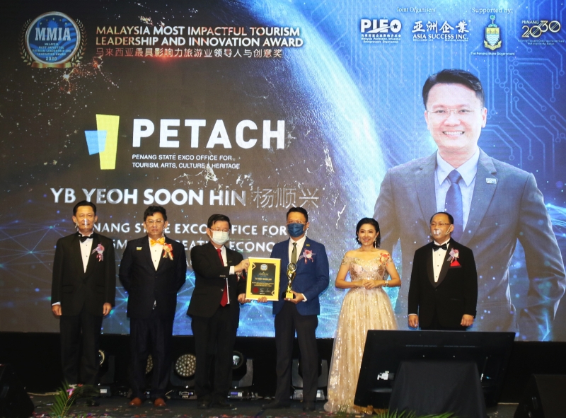杨顺兴（右三）获得“马来西亚最具影响力旅游业领导人与创意奖”，由曹观友（左三）颁奖，左起是谢和平、徐楗辉，右起是谢舜庆和童微凌。