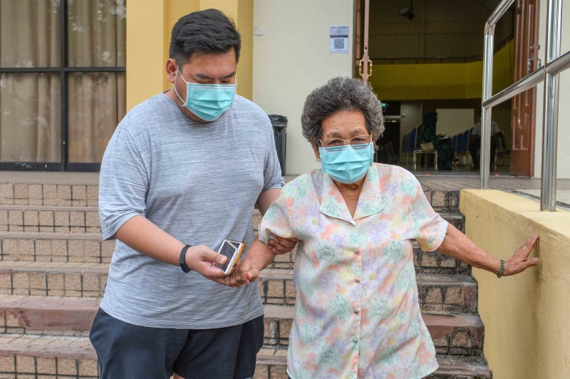 在吉隆坡工作的林振堂（31岁） 周一特地请假，跨州回芙蓉，陪外婆周娇（84岁）接种疫苗。

