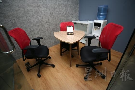 一般职员坐的办公椅，具备基本的功能设计包括：椅背符合人体脊椎的弧度设计、椅子具有高低调整装置、椅背高度至少到人体肩膀下方等。