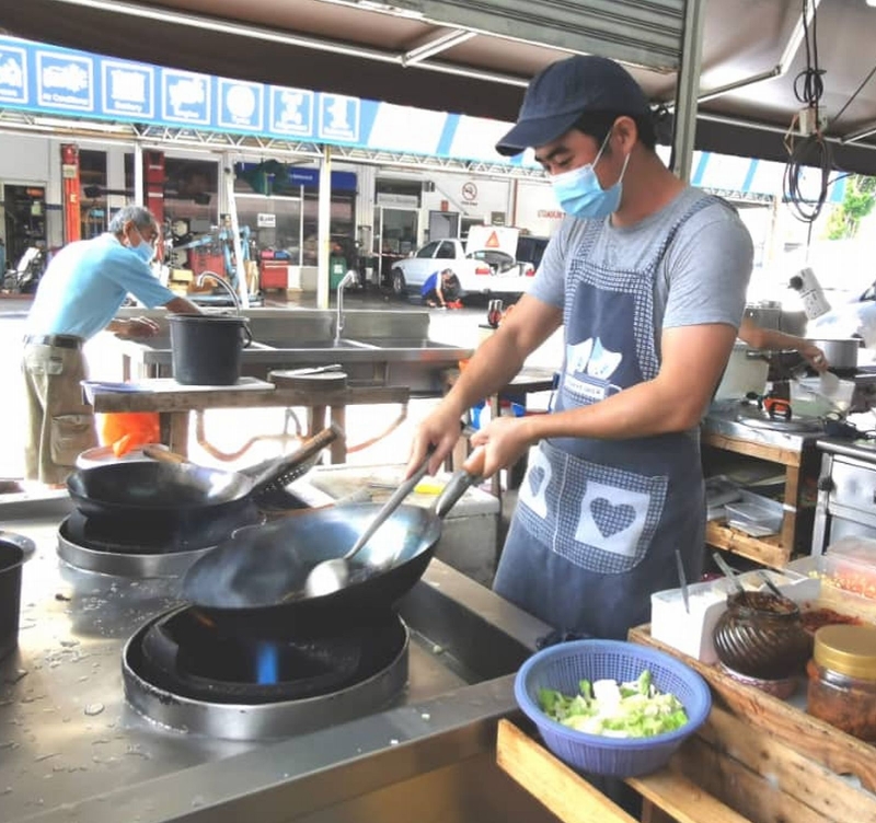 到吉隆坡学艺后回乡创业的邱正杰，希望炒出有自己特色的美食。