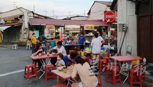 鸡场街文化坊夜市在本月18日（周日）起增加多一天的摆档天数。