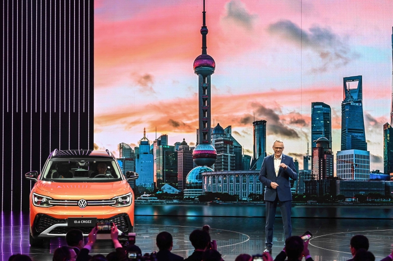 大众汽车集团（中国）首席执行官冯思翰介绍专为中国市场打造的ID.6 X 和ID.6 CROZZ电动车。（法新社照片）


