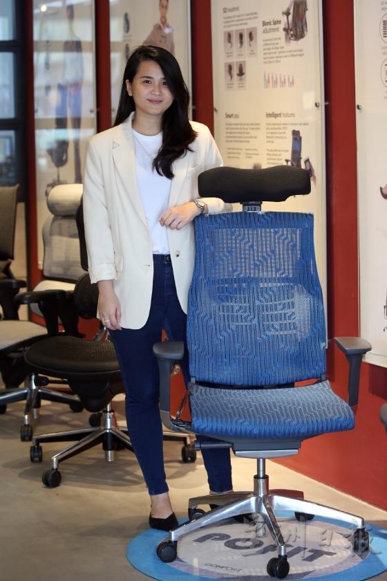 人体工学办公椅：可调节部分更多、更贴合人体的办公椅，能让坐者维持正确坐姿而不易腰酸背痛，适合长期或几乎每天超过8小时坐在电脑前办公的人。（图中人物为苏慧贤。）