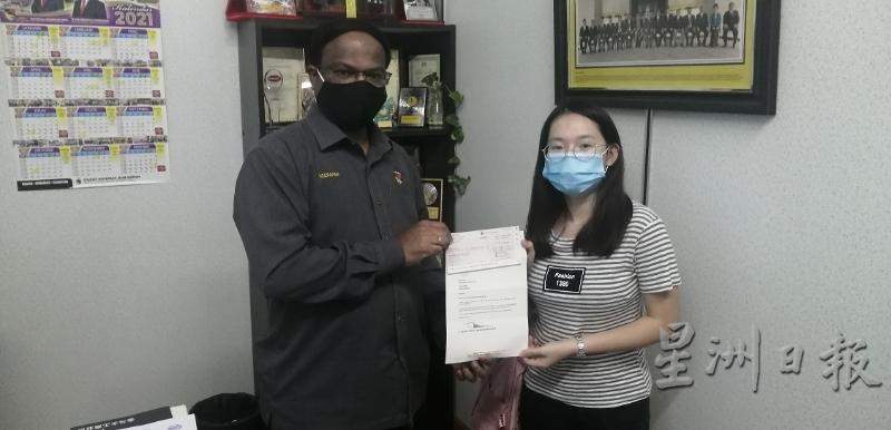 威拉班(左)代表州政府颁发开学援助金给淡边大专生。