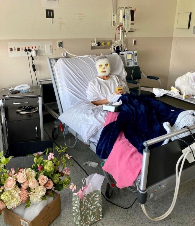 莎琳發生事故後，在醫院住了近一個月，當時臉部必須用繃帶包紮。（取自Charlene Chew Instagram）