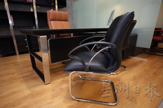 会客椅（Visitor Chair）: 一般给客人坐的椅子，外形简洁舒适，没有升降装置，且没法滚动。