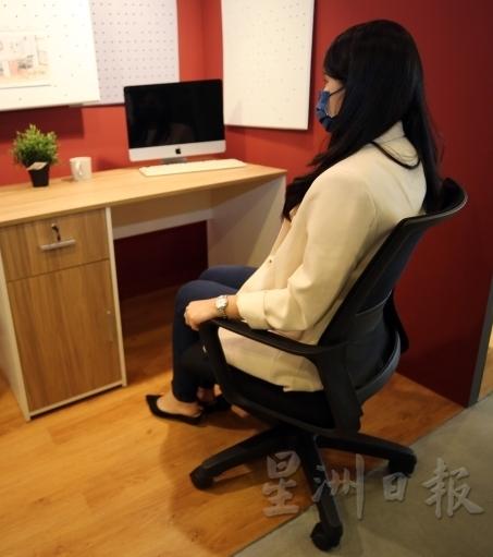 办公椅大致分为“高椅背”“中椅背”“低椅背”等3类型，依据每个人的身高身形而定，各有千秋，建议亲身试坐以选择最适合自己的办公椅。