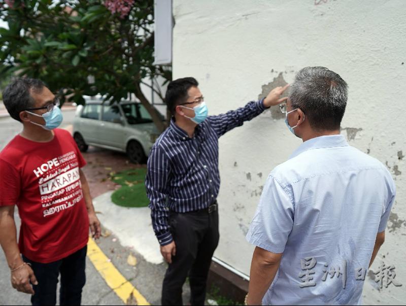 曾添隆（左二起）和邱培栋讲述书法墙的修复方式，左一为刘志俍。