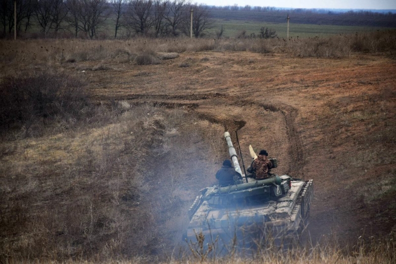 俄罗斯和乌克兰紧张局势升级，图为乌克兰军方在顿巴斯地区进行演习。（法新社照片）