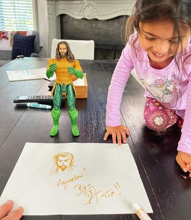 女儿Tia要求道维强森画出“水行侠”。