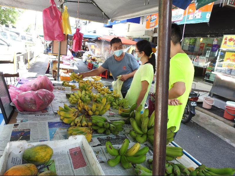 顾客选购熟透的香蕉，不熟的留明天卖。