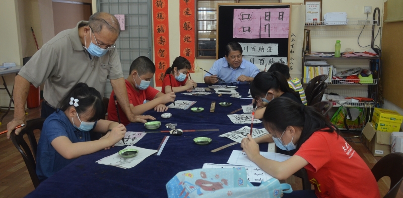 书轩画廊开设书法班，以传承中华传统文化艺术。