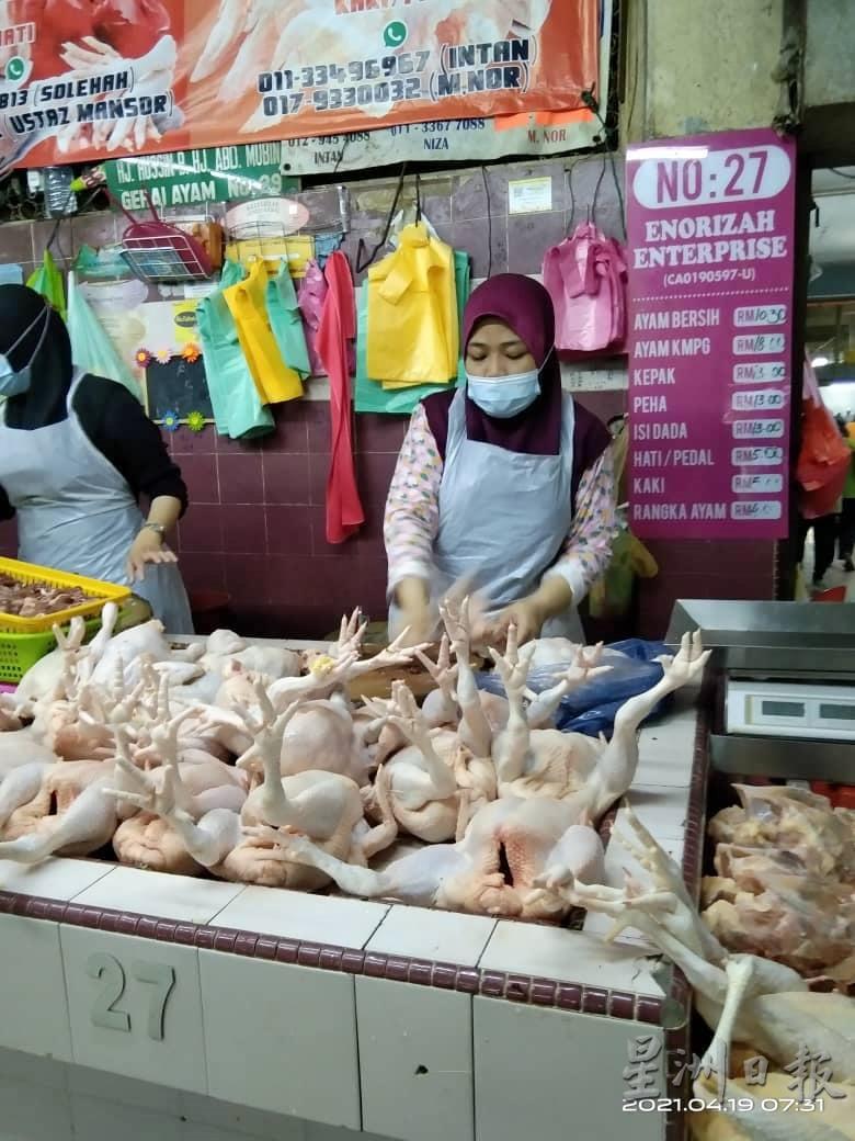 肉鸡价格近日不断飙涨，贸消部通过价格统制计划，将标准净鸡的顶价设在每公斤7令吉90仙。