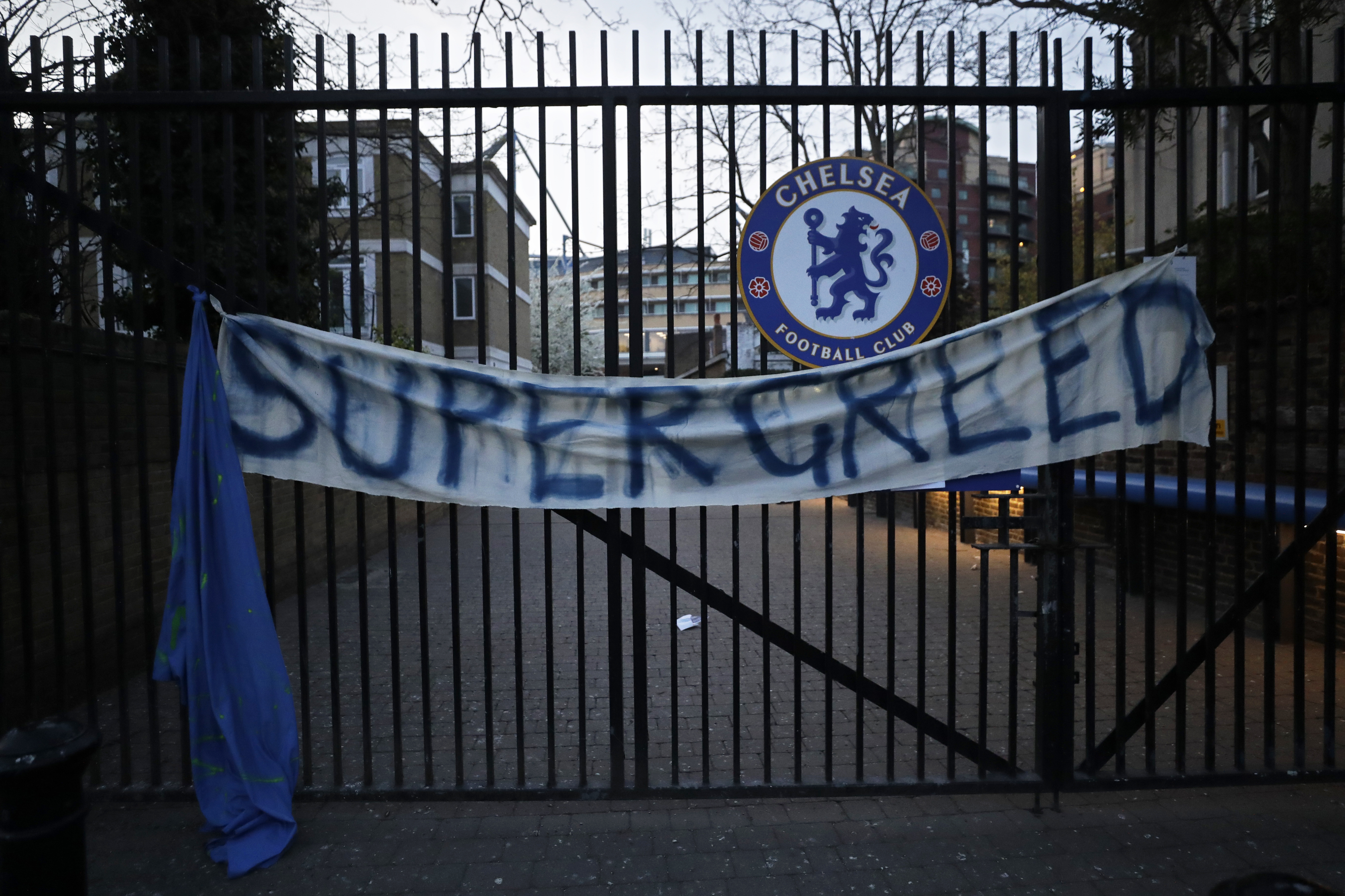 切尔西球迷对于‘蓝狮’加入欧超联赛表现最反感，有球迷将写上‘超级贪婪’字眼的横幅挂在球会的入口处。（美联社照片）

