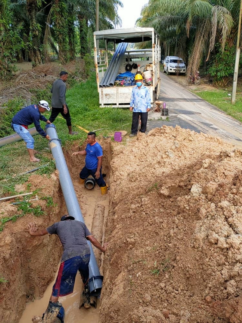 榕吉中华小学路的地下水管，周一下午破裂漏水，技工赶到场抢修。图为潘宥磬到场了解情况。