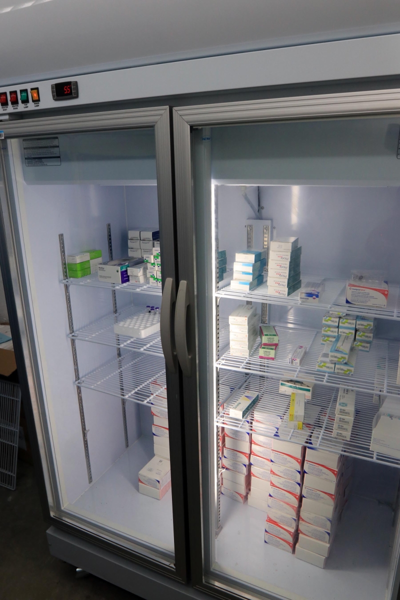 爱乐医疗中心拥有制药功能冰箱，可以适当保存疫苗，因此被卫生局鉴定为接种中心。