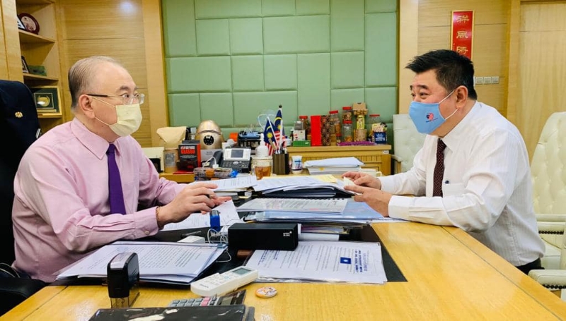 魏家祥（左）和陈锦雄探讨了数项课题，当中包括如何改善沙巴商业车辆执照局的政策。