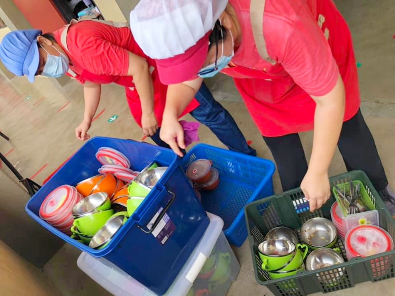 学生们用餐完毕，食堂业者和爱心妈妈们需逐班收集餐具、回到食堂清洗，工作量增加不少。