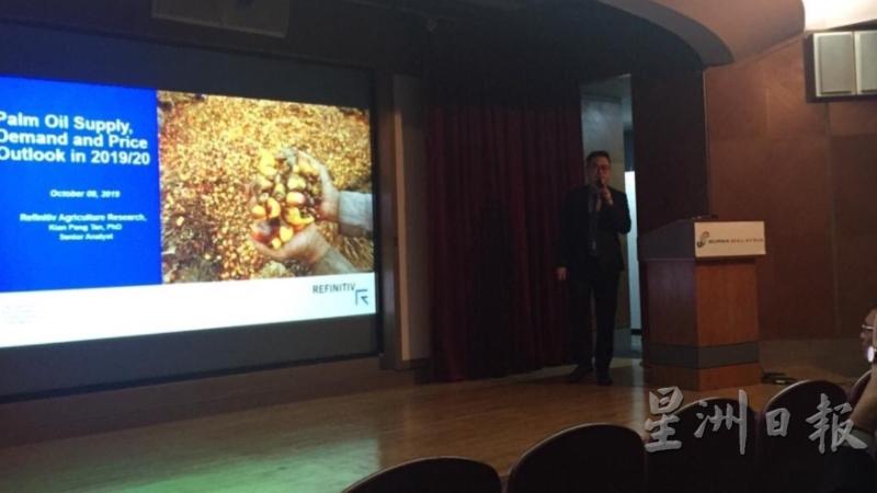 陈建邦先前在一场活动上讲述棕油市场。