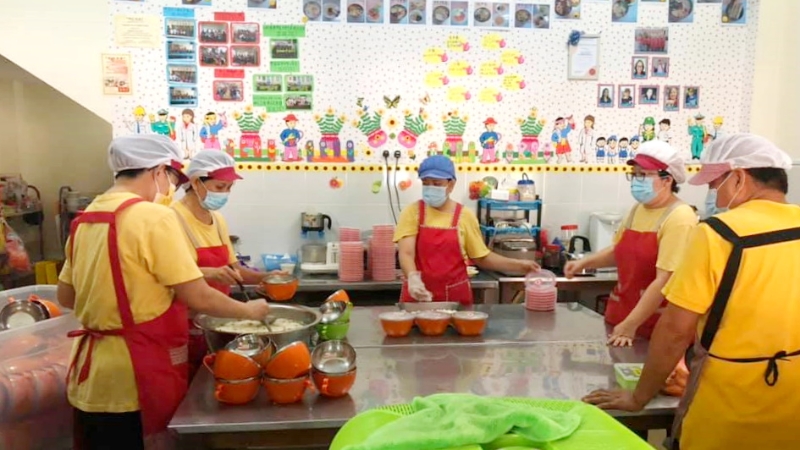 每个下课时段前，芙蓉国民华小食堂可见业者和爱心妈妈团队忙碌的身影。

