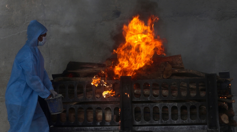印度4月起病逝者增加 ，有火化炉被迫全天候运作， 铁架不胜负荷而熔化。图为孟买一处火葬场。（美联社照片）