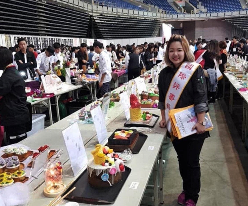 年纪轻轻，却在台湾比赛里担任燕菜蛋糕项目的评审。