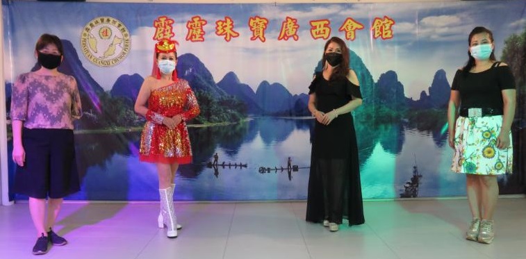霹雳珠宝广西会馆收获最丰，进入总决赛的4名女歌手是刘凤玲（右起）、谭琇馨、刘美花与郑慧钰。
