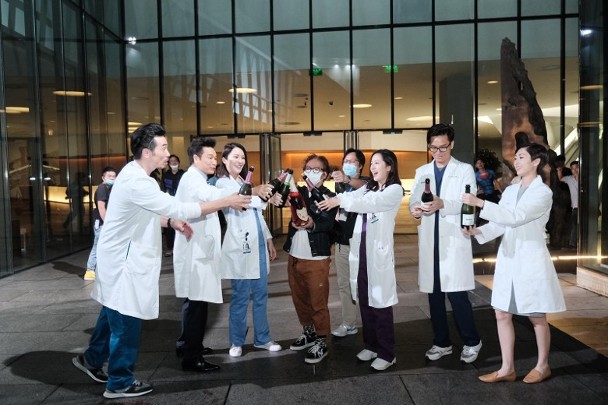 郭晋安在IG放上短片，宣布《白色强人2》正式杀青，并和马国明、胡定欣和陈豪等人开香槟庆祝。