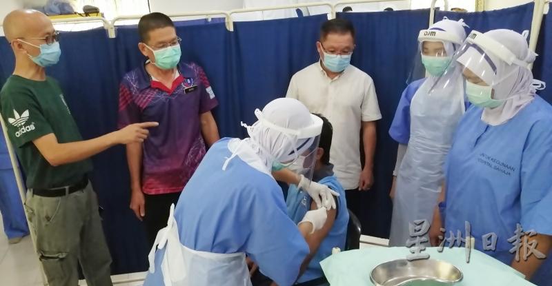 在安顺医院工作的私人公司职员接种疫苗，后左起是林方煌、辜春安、江顺进。