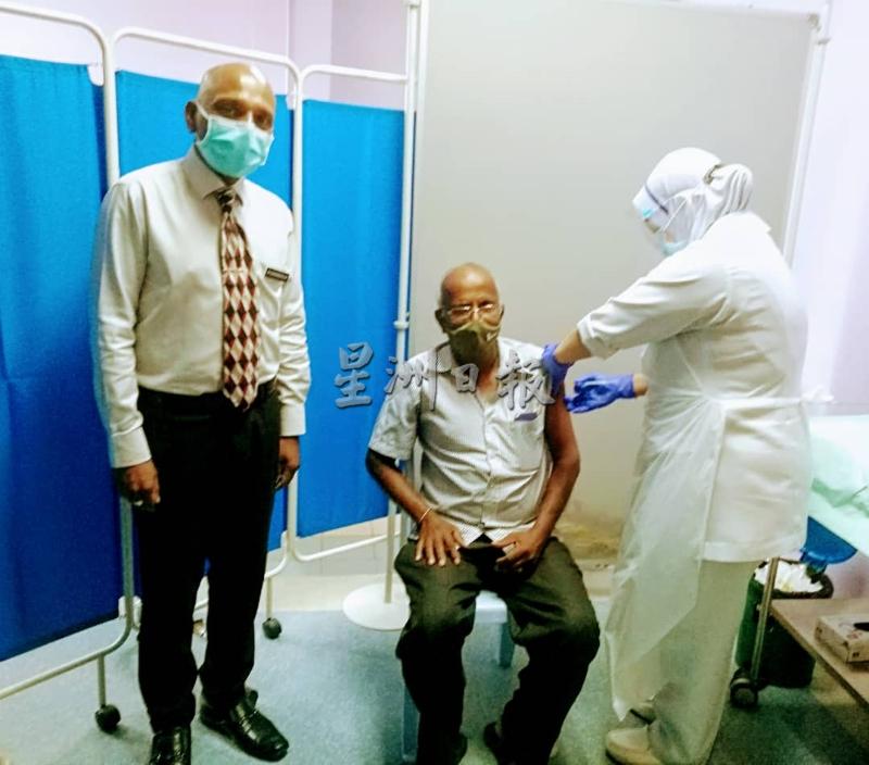 66岁的阿鲁姆甘（中）接种疫苗。