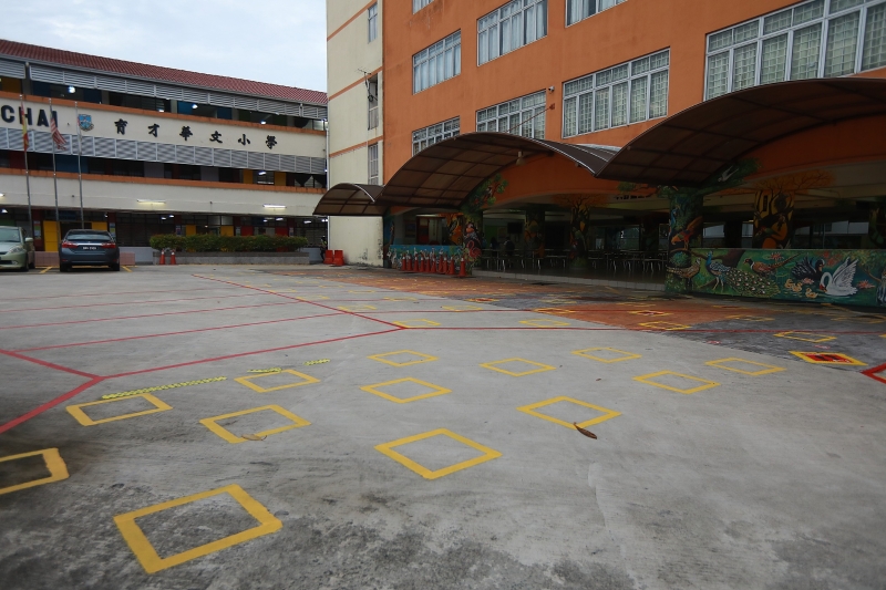 放学的时候，家长需站在校门口的黄色格子里等待接孩子。