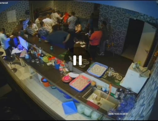视频截图显示“拿督苏利斯18党”在夜店殴打便衣警员。