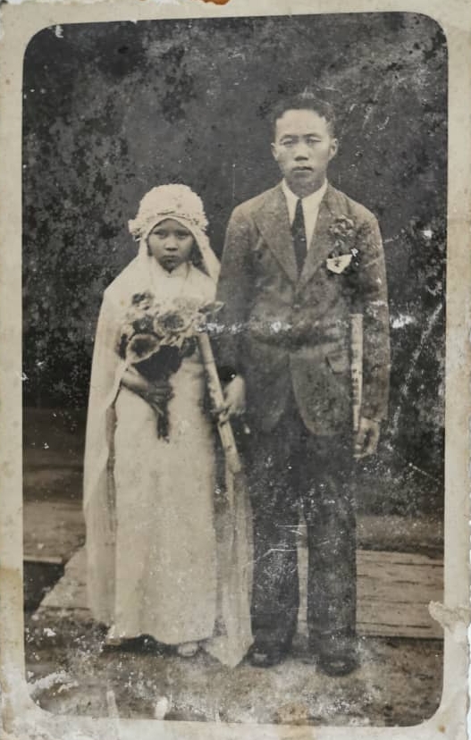 当年王新及新婚妻子合照。