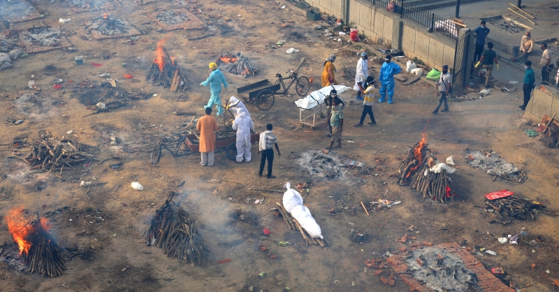 在新德里一处被安排做焚化冠病死者的空地，现场触目惊心。（美联社图片）