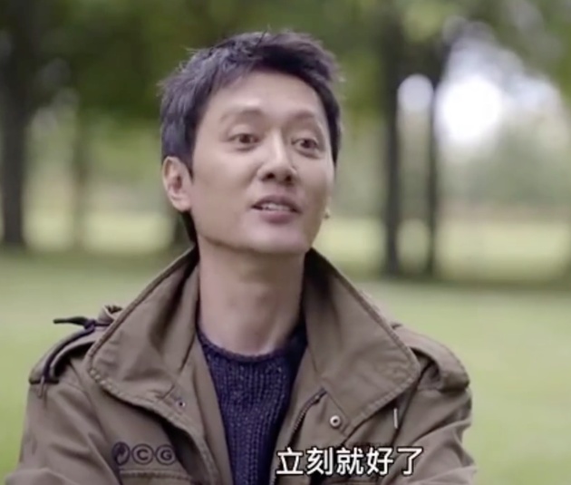 冯绍峰曾在节目上透露自己拍戏不愉快会回家抱头大哭，当时赵丽颖还安慰他看看孩子就会好了。